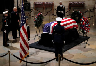 特朗普夫妇瞻仰老布什灵柩，敬了个礼
