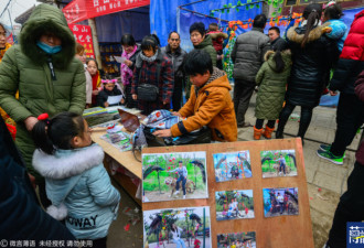 集市上的火爆生意:摆摊与孔雀合影日赚千元