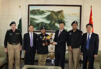 巴基斯坦女警察英勇护卫中国领馆 获总领事接见