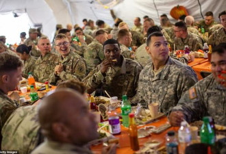 美军感恩节吃火鸡大餐 你觉得他们吃的怎么样?