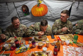 美军感恩节吃火鸡大餐 你觉得他们吃的怎么样?
