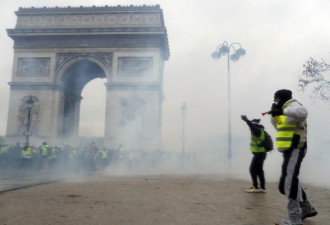 法国香榭大道变战场，巴黎激烈示威81人被捕
