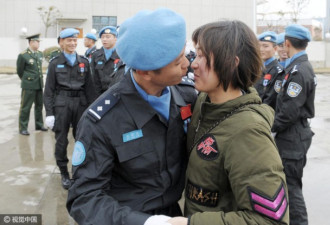 小别胜新婚:中国维和警察回国 时隔一年吻妻子
