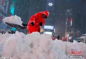 纽约遭遇暴风雪 持续低温喷泉变&quot;冰雕&quot;