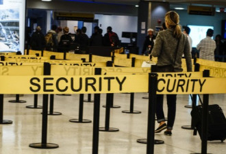 索马里裔前美警长机场被扣:对国家未来不再放心