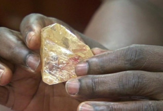男子挖到估值4.25亿元钻石 捐给国家改善经济