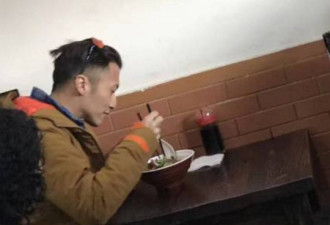 网友北京偶遇谢霆锋吃卤煮 和旁桌大妈嗨聊