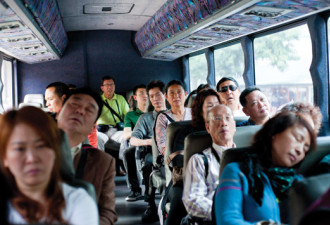 这些中国游客，逃出旅行团“黑”在了北美