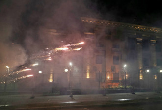 俄罗斯驻基辅使馆遭袭 抗议者投烟雾弹场面混乱