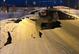 阿拉斯加强震画面曝光 道路塌陷触目惊心