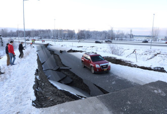 阿拉斯加强震画面曝光 道路塌陷触目惊心