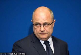法国内政部长宣布辞职 被指曾聘用女儿为助手
