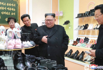 朝鲜金正恩视察工厂，拿起皮鞋面带微笑端详