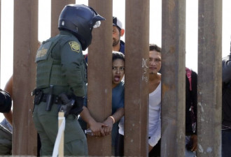 暴力闯关失败 中美洲移民隔墙骚扰美边境巡逻队