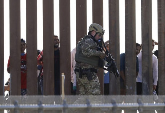 暴力闯关失败 中美洲移民隔墙骚扰美边境巡逻队