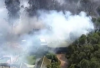 昆州东山火失控 近千人紧急疏散 多幢房屋烧毁