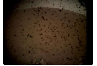 美国无人探测器登陆火星 传回首张照片遭吐槽