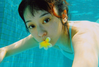 台湾女星挺7个月孕肚，水下做高难度动作拍照