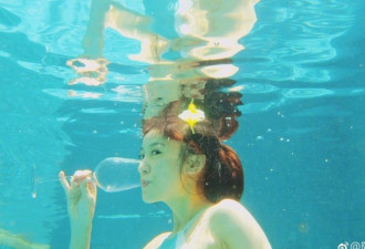 台湾女星挺7个月孕肚，水下做高难度动作拍照