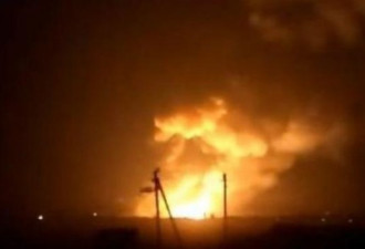 乌克兰一弹药库发生爆炸 现场火光冲天