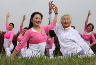 湖北老太花海中秀瑜伽 平均年龄60岁