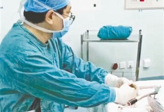 医生回应挂尿袋做手术争议:术前自评能胜任工作