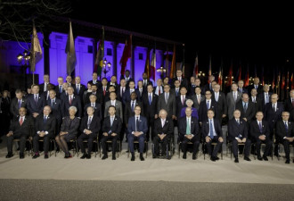G20财长会合影:麻生第一个找座位 结果站着
