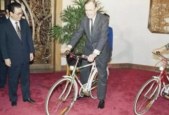 老布什访华20多次，前总理李鹏曾送他自行车！