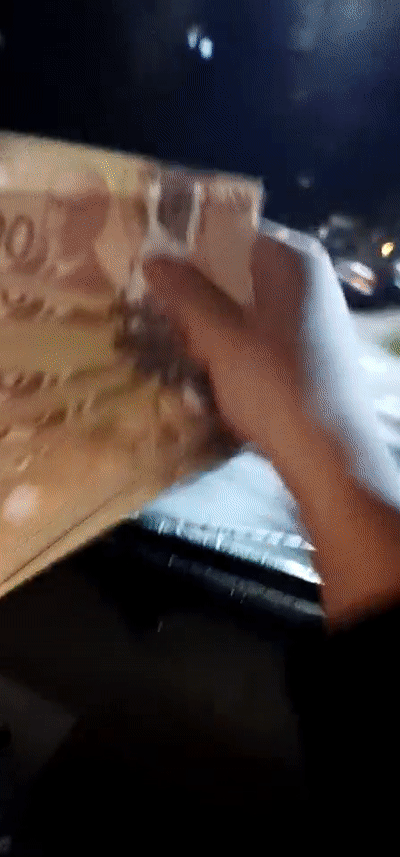 温哥华土豪当街撒钱 一条路上撒了几万刀