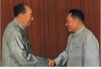 毛泽东进入大会堂全体起立 邓小平坐着不动