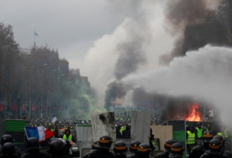 法国“黄背心”抗议转暴动，开始政府咨询各党