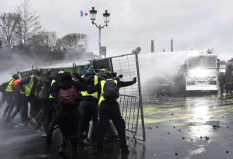 巴黎爆发50年来罕见骚乱：烧汽车，砸抢商店