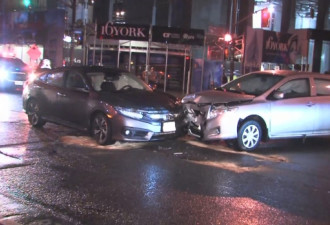 多市中心车祸两人受伤