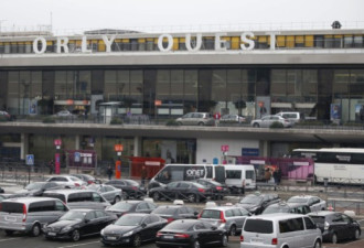 巴黎奥利机场发生抢枪事件 1名男子被士兵击毙
