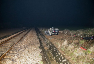 福建泉州一轿车被火车拦腰撞飞 致2死1伤