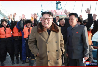朝鲜金正恩冬季视察渔业基地，女职工争相挥手