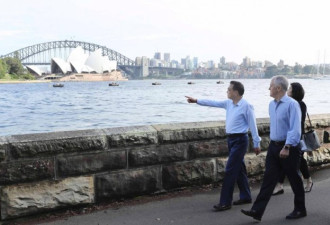 李克强同澳总理清晨漫步悉尼湾 与民众聊天自拍