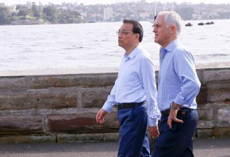 李克强同澳总理清晨漫步悉尼湾 与民众聊天自拍