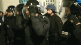 法国警察摘头盔示好 “黄马甲”齐声鼓掌