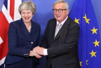 欧盟27国领导人通过&quot;脱欧&quot;协议，梅姨却被骂惨