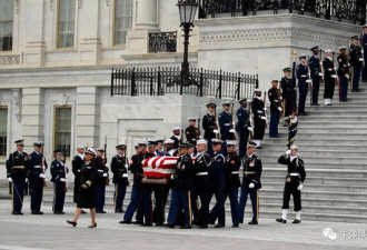 老布什国葬：有欢笑有泪水 更有政治的恩恩怨怨