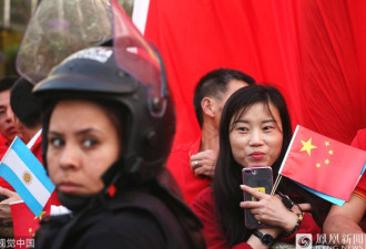华人华侨夹道相迎 热烈欢迎习近平到访阿根廷