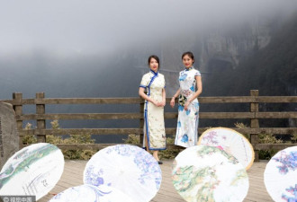 重庆千米绝壁上演旗袍秀 展示迷人风姿