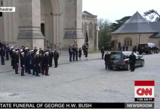 老布什举行国葬 这两人表情像在表达万语千言