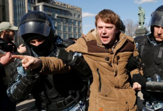 俄反对派称总理敛财85亿，近千示威者被捕