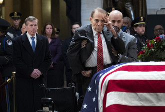 95岁老兵从轮椅站起向老布什致敬 网友感动不已