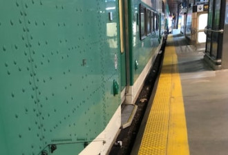 联合车站女子昏倒在铁轨上众 乘客车轮下救人