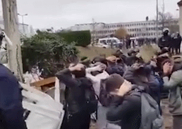 法国百余学生闹事被逮捕：双手抱头 排排跪好