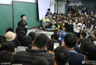 网红老师讲课 上千学生赶来：“我们来听相声”