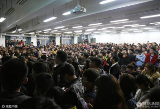 网红老师讲课 上千学生赶来：“我们来听相声”